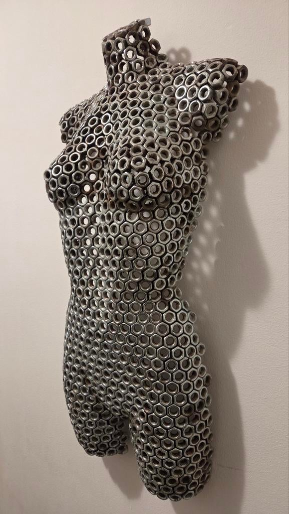 Prachtig vrouwensilhouet gemaakt met metalen moeren, Antiek en Kunst, Ophalen