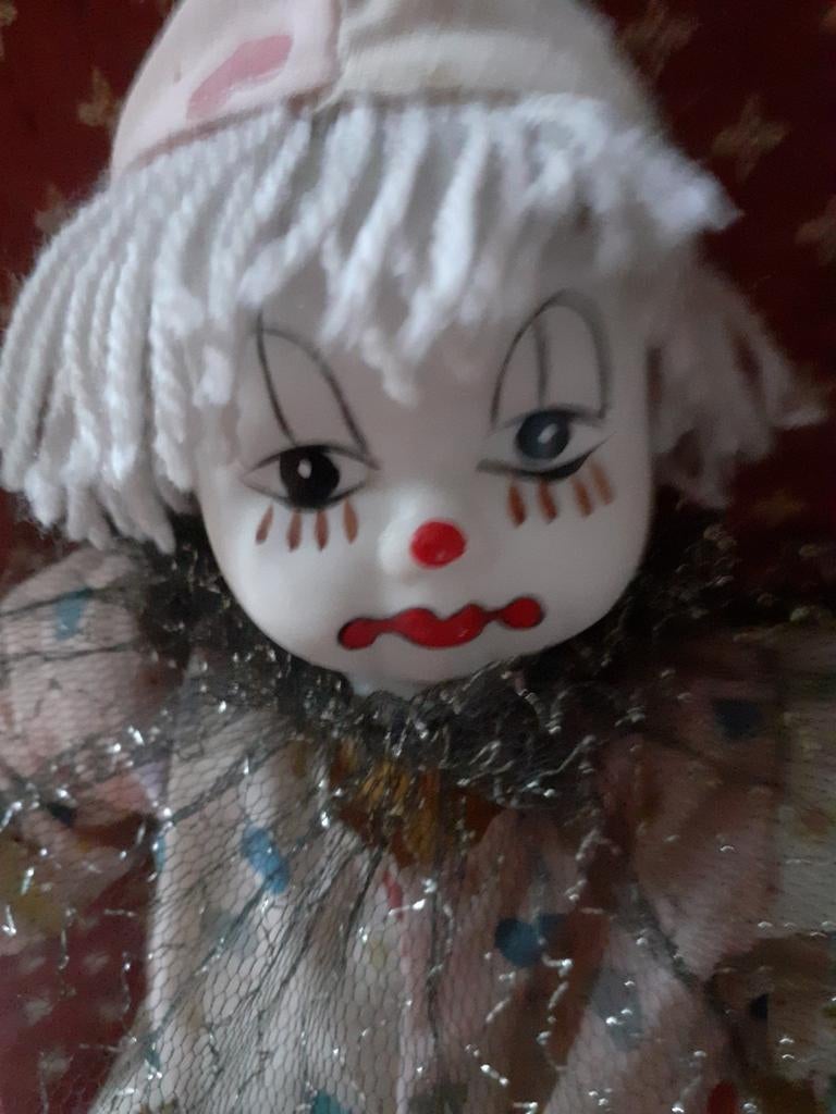 Clown zittend op een sokkel met gezicht, armen en benen in p, Antiek en Kunst, Ophalen of Verzenden
