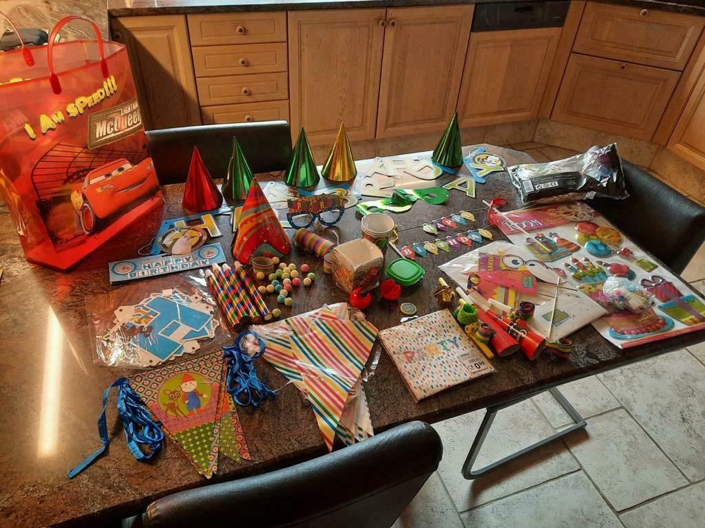 Toutes sortes de trucs d'anniversaire, comme neufs, Hobby & Loisirs créatifs, Enlèvement ou Envoi, Comme neuf, Article de fête