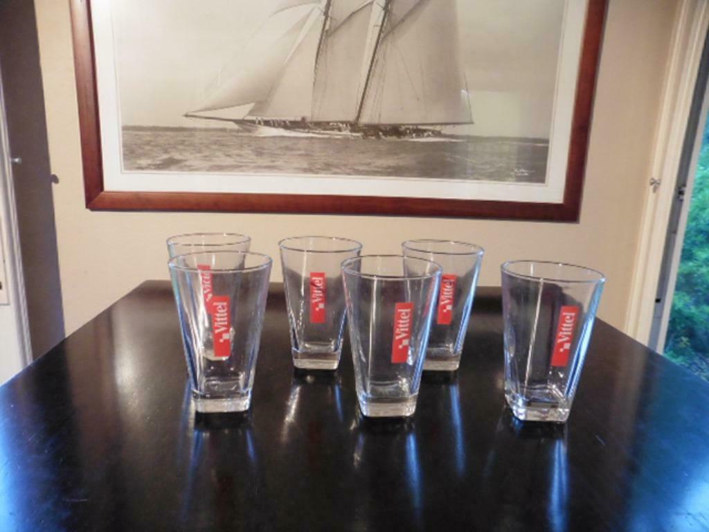 Vittel glazen (2 types) ook op voet, Verzamelen, Glas en Drinkglazen, Ophalen of Verzenden, Zo goed als nieuw, Waterglas