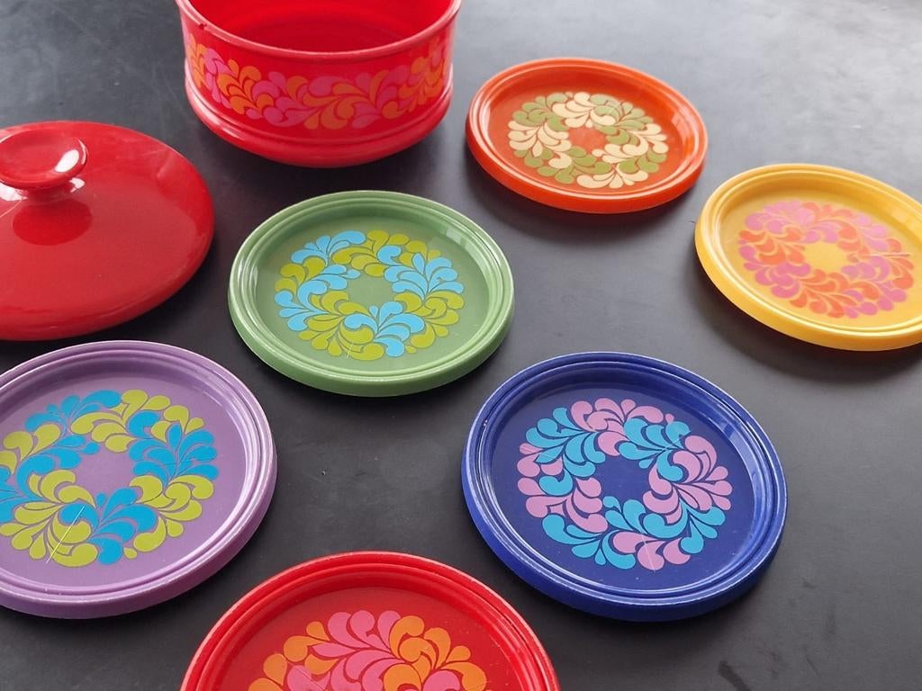 Emsa rood potje met gekleurde onderzetters. Vintage, Ophalen of Verzenden, Gebruikt, Overige materialen, Overige stijlen