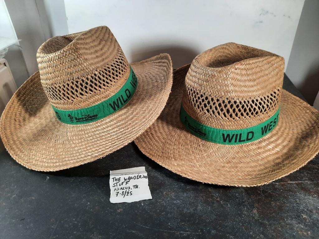 2 Eurodisney Buffalo bill's wild west show hoeden, Verzamelen, https://eurodisneyparijs.be/contact/, Disneyland Parijs Boulevard du Parc Avenue Paul Seramy 77700 Serris / Magny le hongre Frankrijk