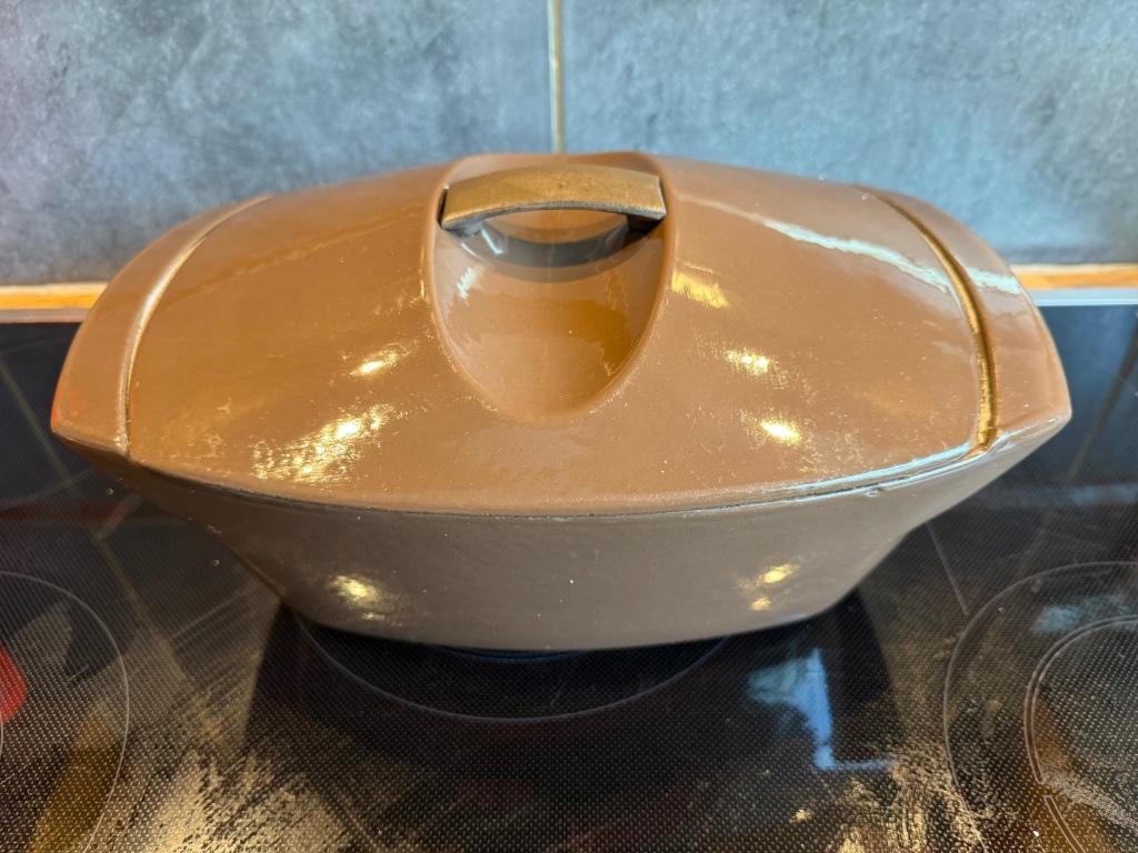 Cocotte Le Creuset "La coquelle" par Raymond Loewy marron 45, Enlèvement ou Envoi, Utilisé, Plaque céramique, Fonte