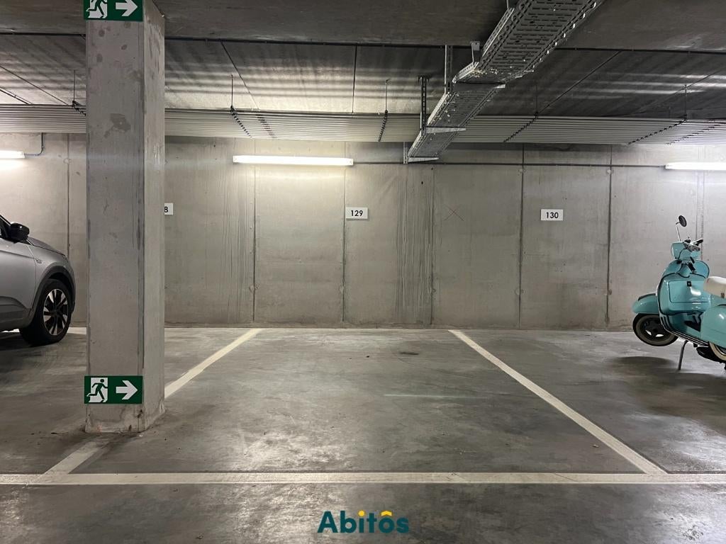 Ruime ondergrondse autostaanplaats, Immo, Garages en Parkeerplaatsen, Gent