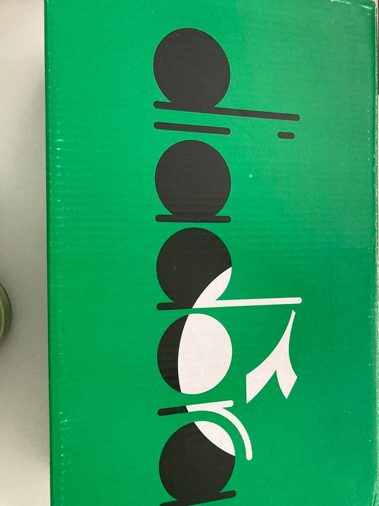 Diadora, Enlèvement, Comme neuf
