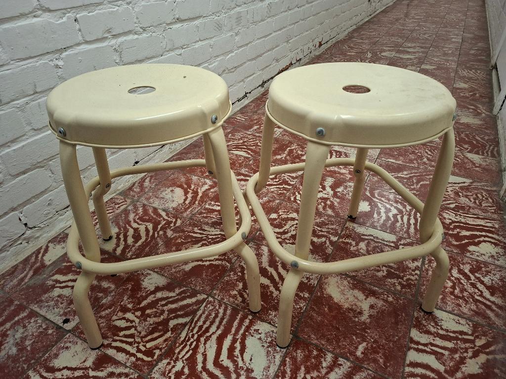 Tabourets en métal, Enlèvement, Comme neuf, Fer