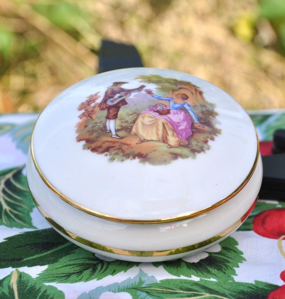 boite a bijoux ronde porcelaine decor galants musiciens, Antiquités & Art, Enlèvement ou Envoi
