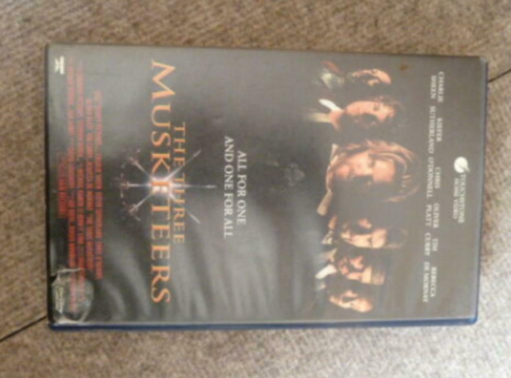 VHS video cassette THE THREE MUSKETEERS all for one and ...., Tous les âges, Enlèvement ou Envoi, Autres genres