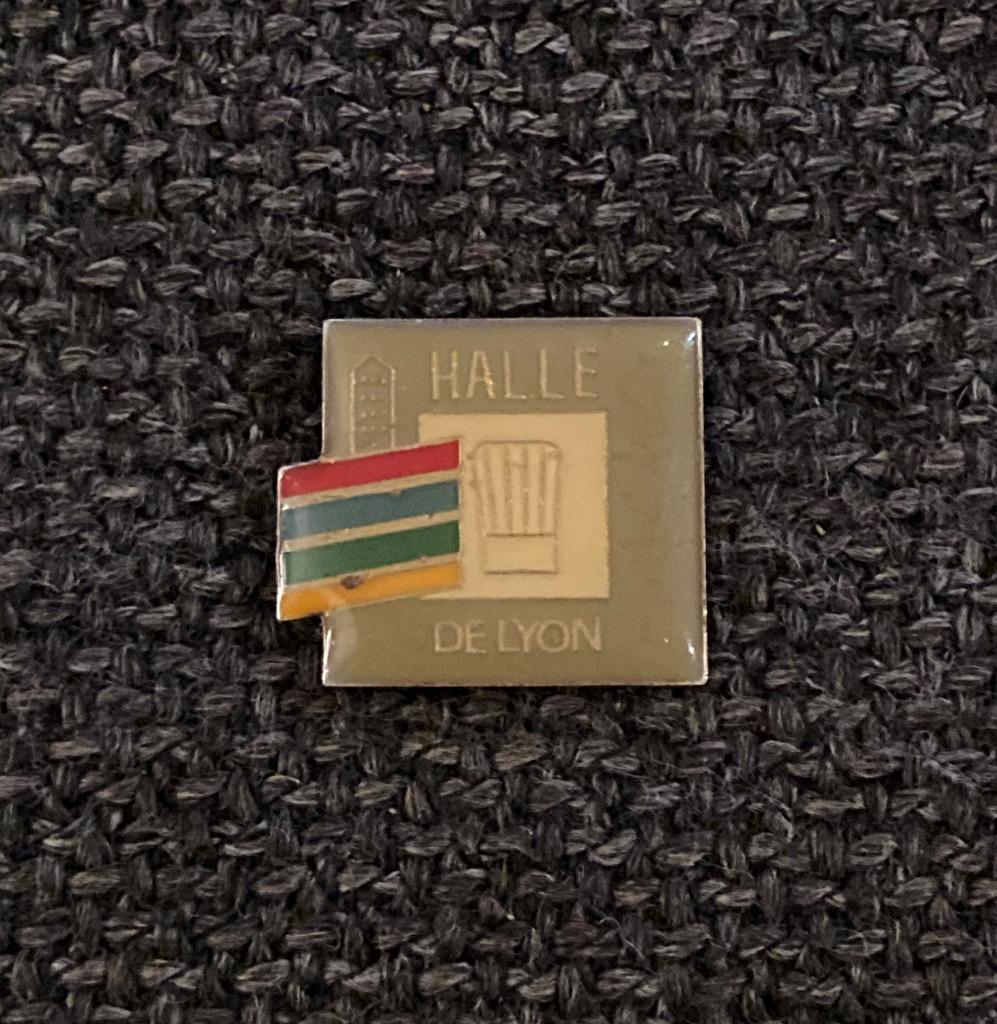 PIN - HALLE DE LYON - CHEF - KOK, Verzenden, Gebruikt, Overige onderwerpen, Speldje of Pin