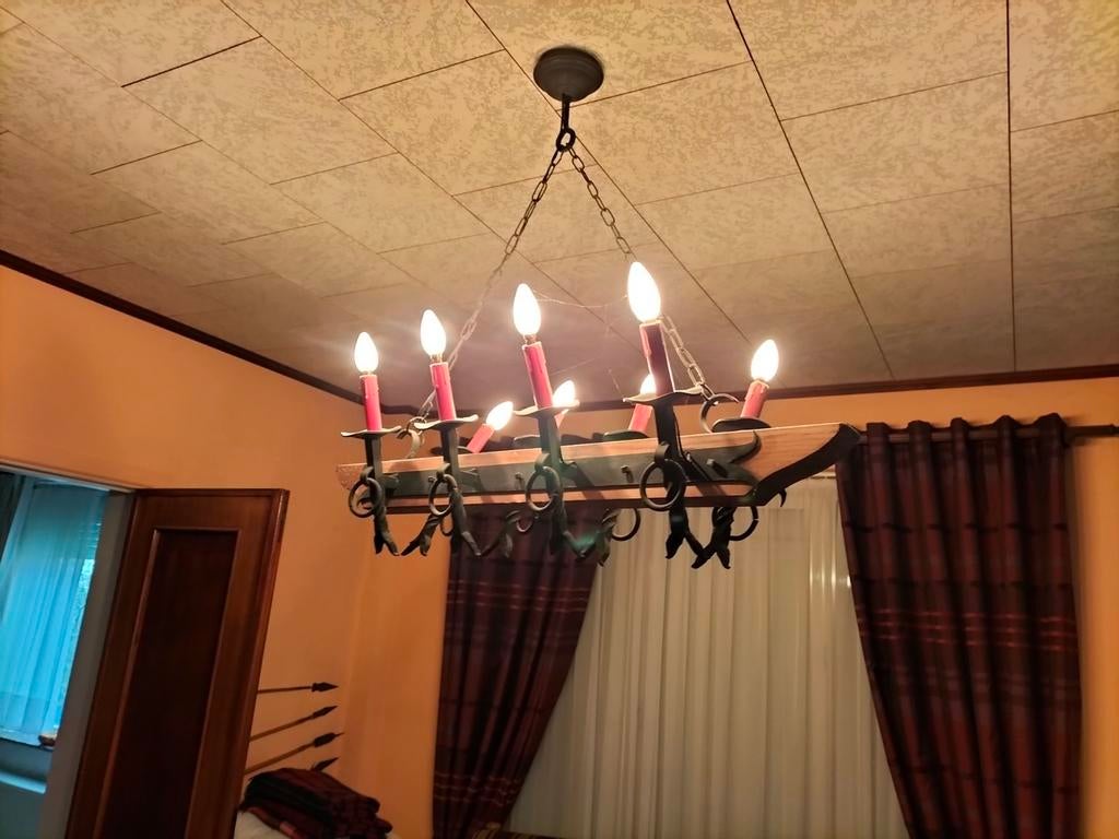 Kroonluchter van eikenhout en smeedijzer met acht takken, Huis en Inrichting, Lampen | Kroonluchters, Ophalen of Verzenden, Zo goed als nieuw