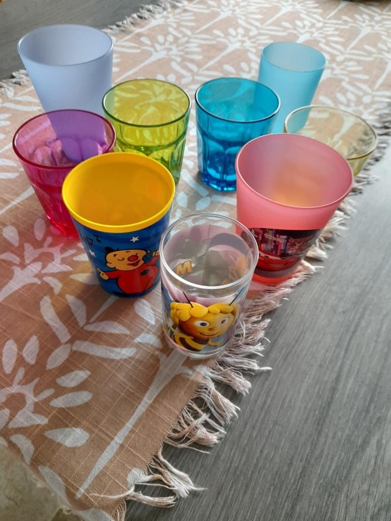 8 bekers plastiek  1xglas, Verzamelen, Ophalen, Zo goed als nieuw