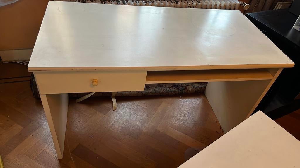 Bureau blanc, Enlèvement, Blanc