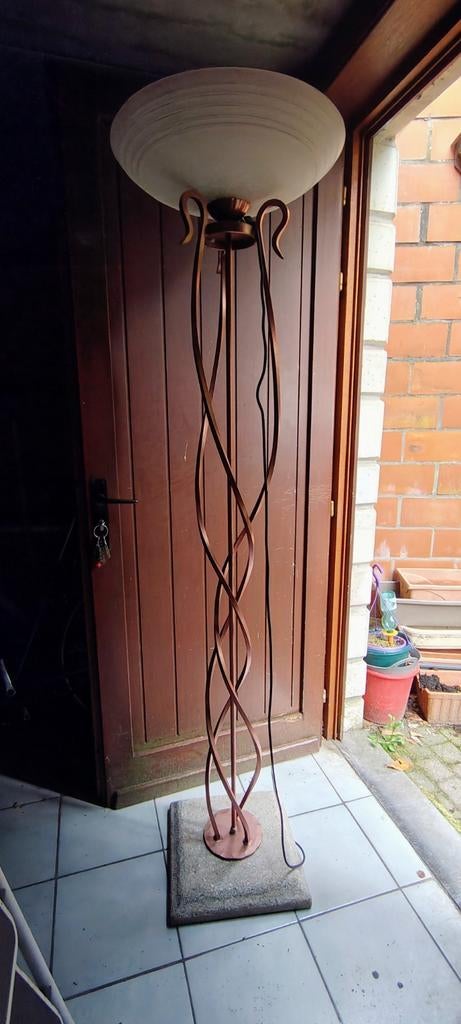 Lampadaire avec base en pierre, Maison & Meubles, Lampes | Lampadaires, Comme neuf, Métal, Enlèvement