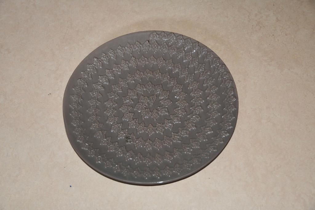 Taupe aardenwerk schaal diameter 34 cm, Schaal, Rond, Ophalen of Verzenden, Zo goed als nieuw