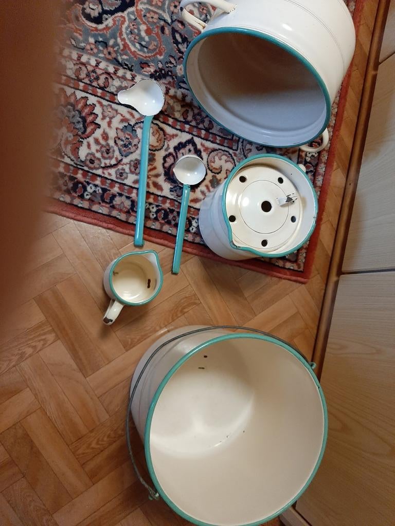 Emaille kookpotten, emmers  melkkan, pollepels..., Ophalen