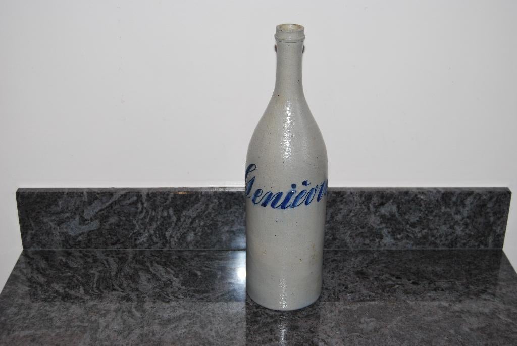 JENEVERBES. OUDE FLES VAN STEENGOED., Ophalen of Verzenden
