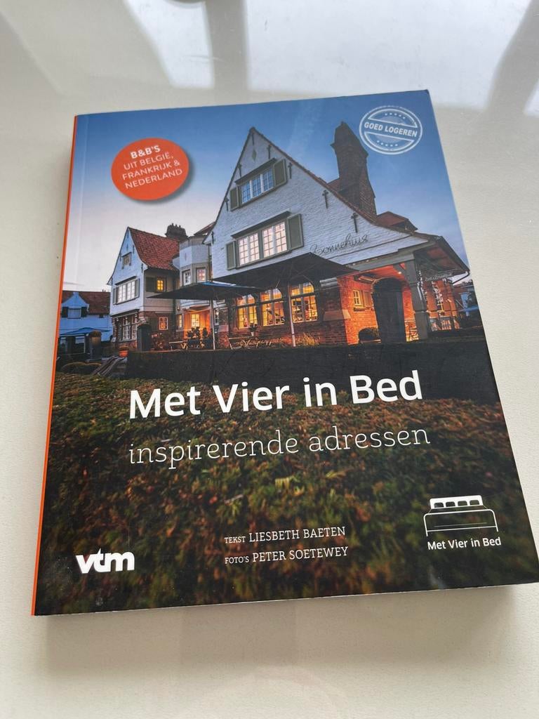 Boek , Met vier in Bed, Boeken, Reisgidsen, Nieuw, Ophalen of Verzenden