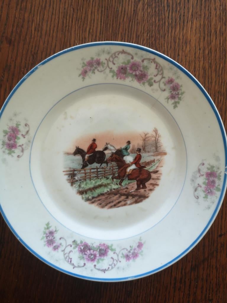 Assiette en porcelaine Pétre Baudour, décor chasse à courre, Ophalen