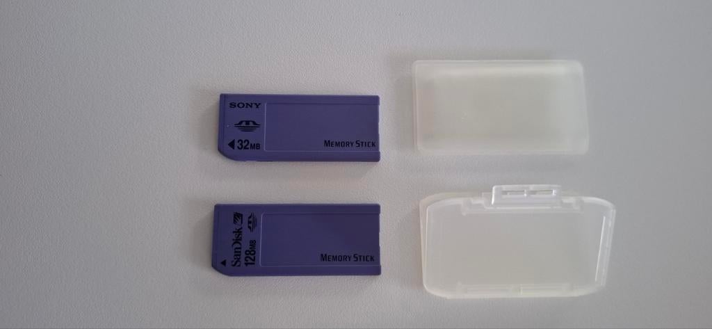 SanDisk Memory Sticks 32MB + 128MB, Ophalen of Verzenden, Zo goed als nieuw