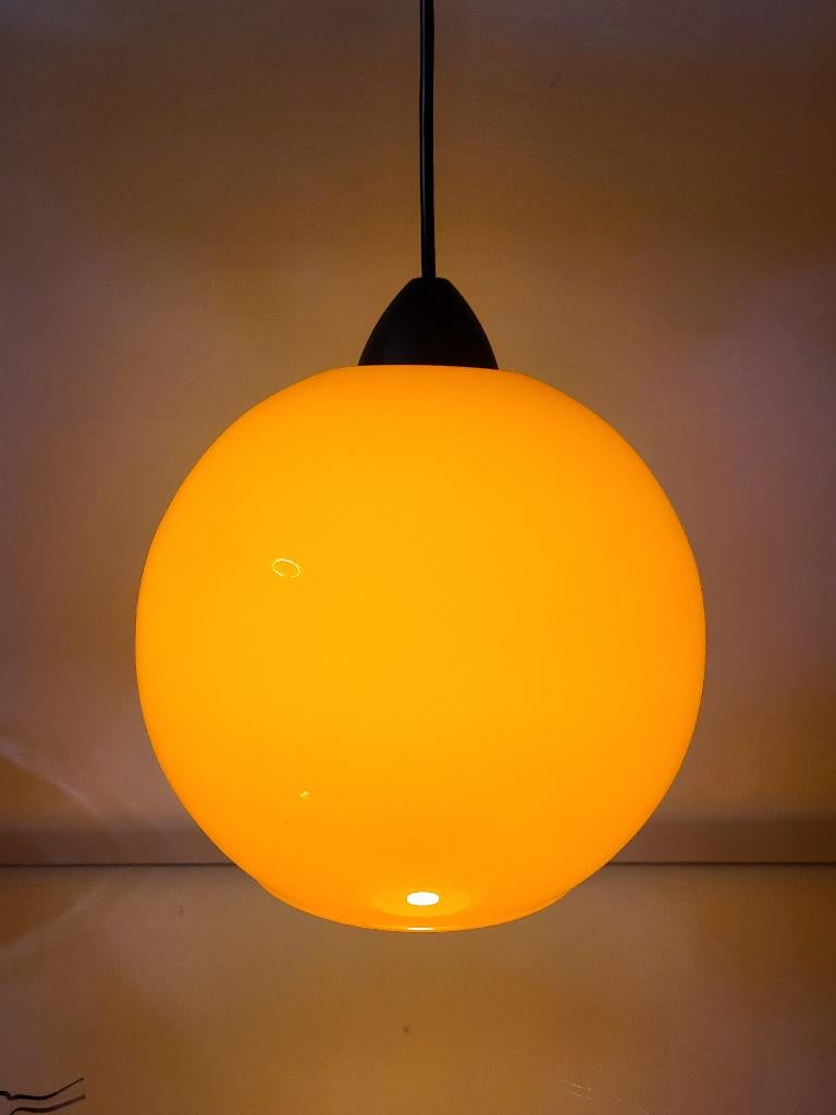 Vintage oranje opaline glazen hanglamp, Huis en Inrichting, Lampen | Hanglampen, Glas, Ophalen of Verzenden