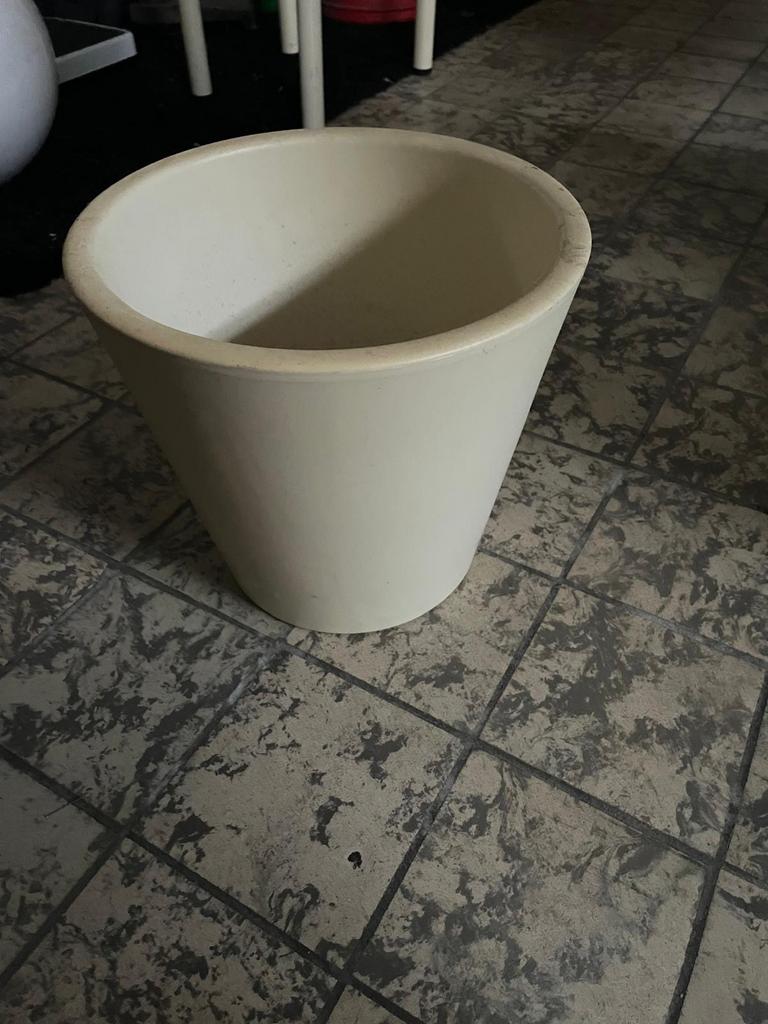 Mooie beige bloempot, Tuin en Terras, Bloempotten, 25 tot 40 cm, Steen, Rond, Ophalen of Verzenden