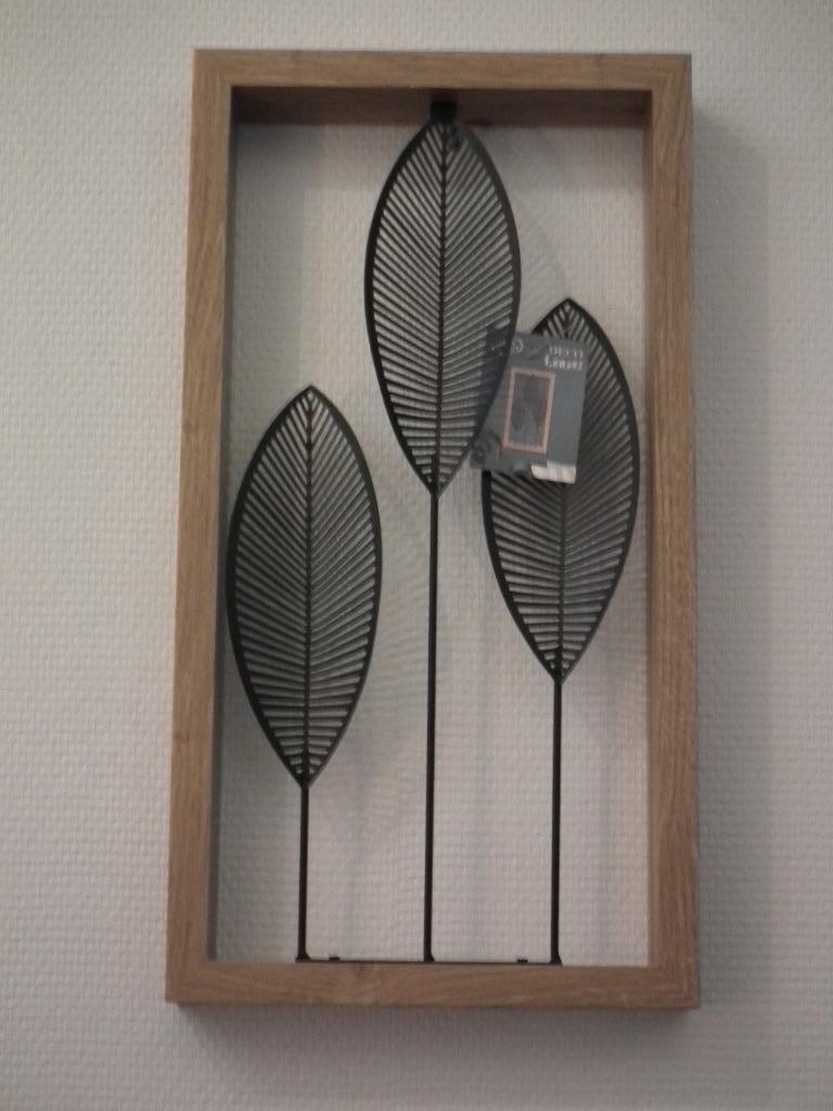 Décoration mural. Encadrement en bois & feuilles en métal., Envoi, Neuf