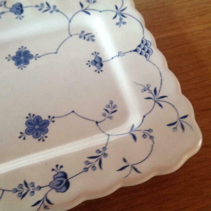 Mooi Finlandia hand ingegraveerd schoteltje, Enlèvement ou Envoi, Comme neuf, Porcelaine ou Céramique, Rectangulaire