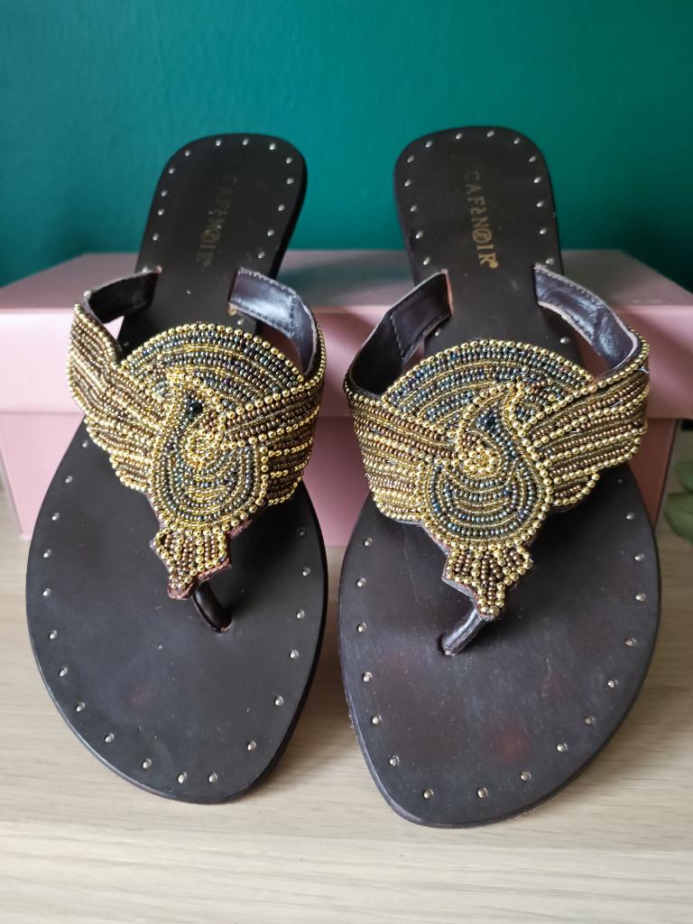 Sandalen CaféNoir met black strassparels, Kleding | Dames, Schoenen, Bruin, Verzenden, Sandalen of Muiltjes, Zo goed als nieuw
