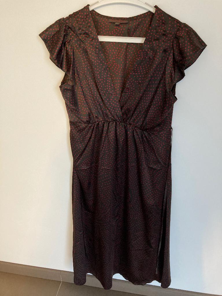 Satiné kleedje met kleine,  rode bolletjes, Kleding | Dames, Jurken, Ophalen, Zo goed als nieuw, Maat 38/40 (M), Bruin