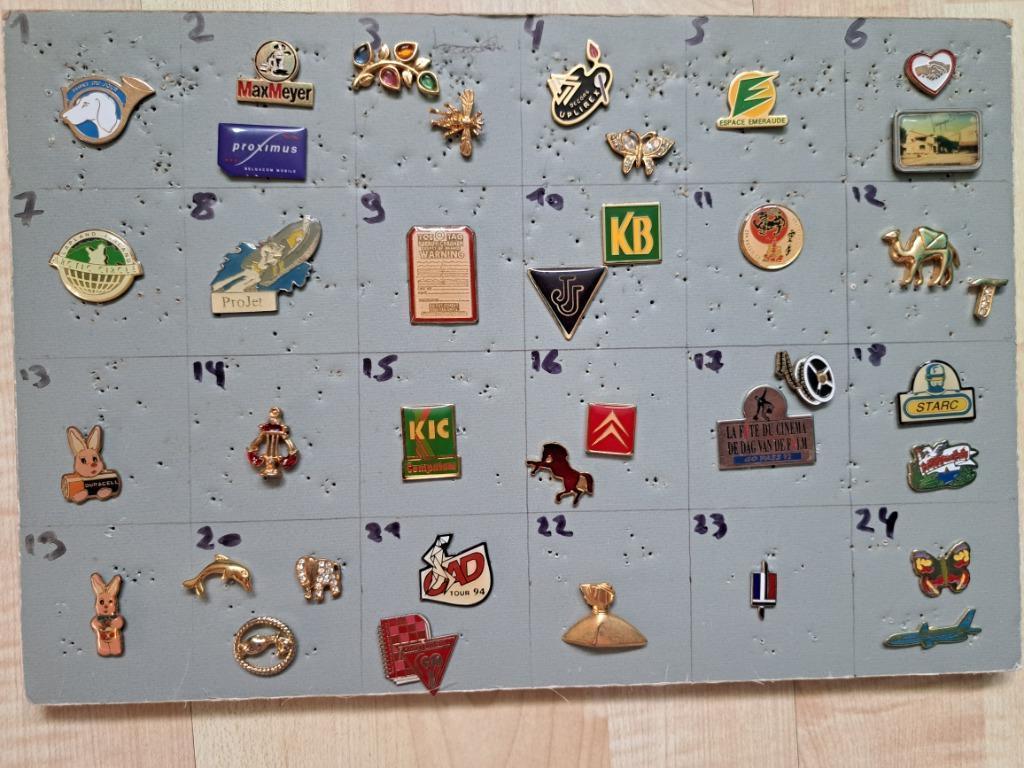 Pin's pins bij de doos zie foto's en nieuws/lees de aankondi, Ophalen of Verzenden