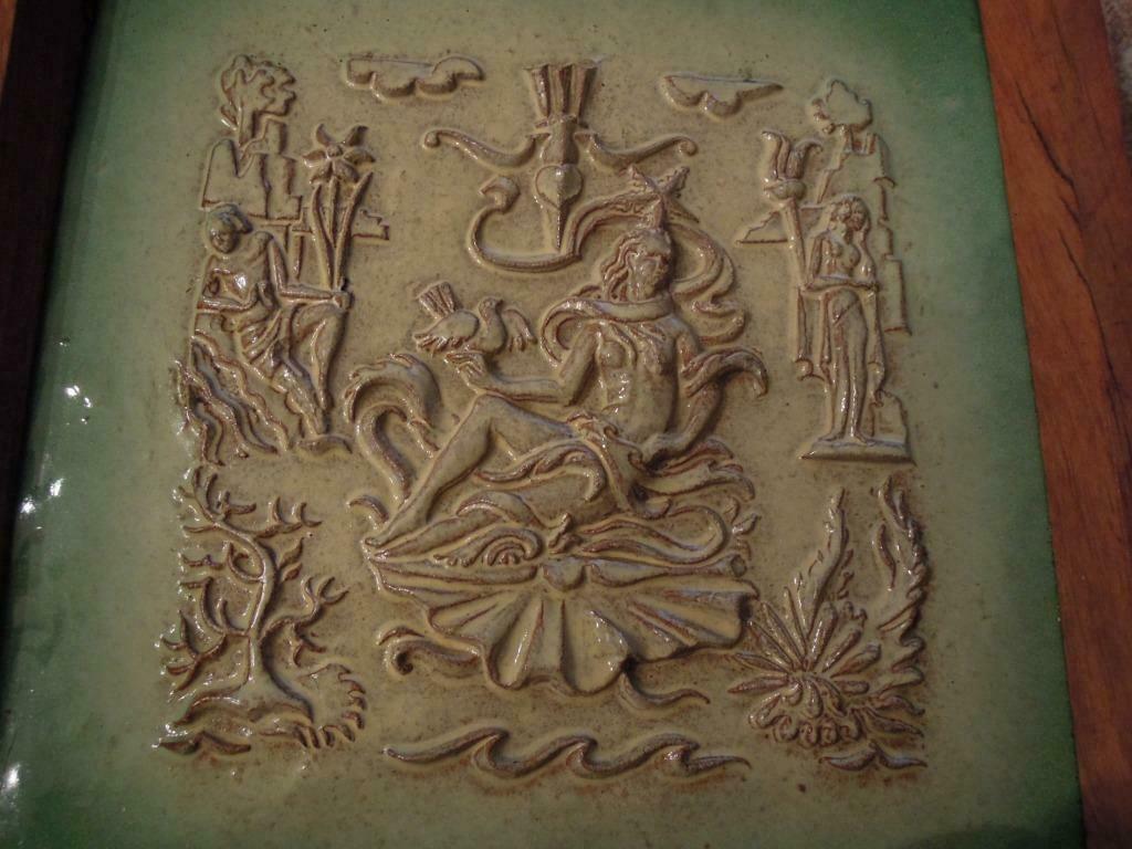 muurtegel keramiek Aphrodite met duif Poterie de Sterreberg, Antiek en Kunst, Antiek | Keramiek en Aardewerk, Ophalen of Verzenden