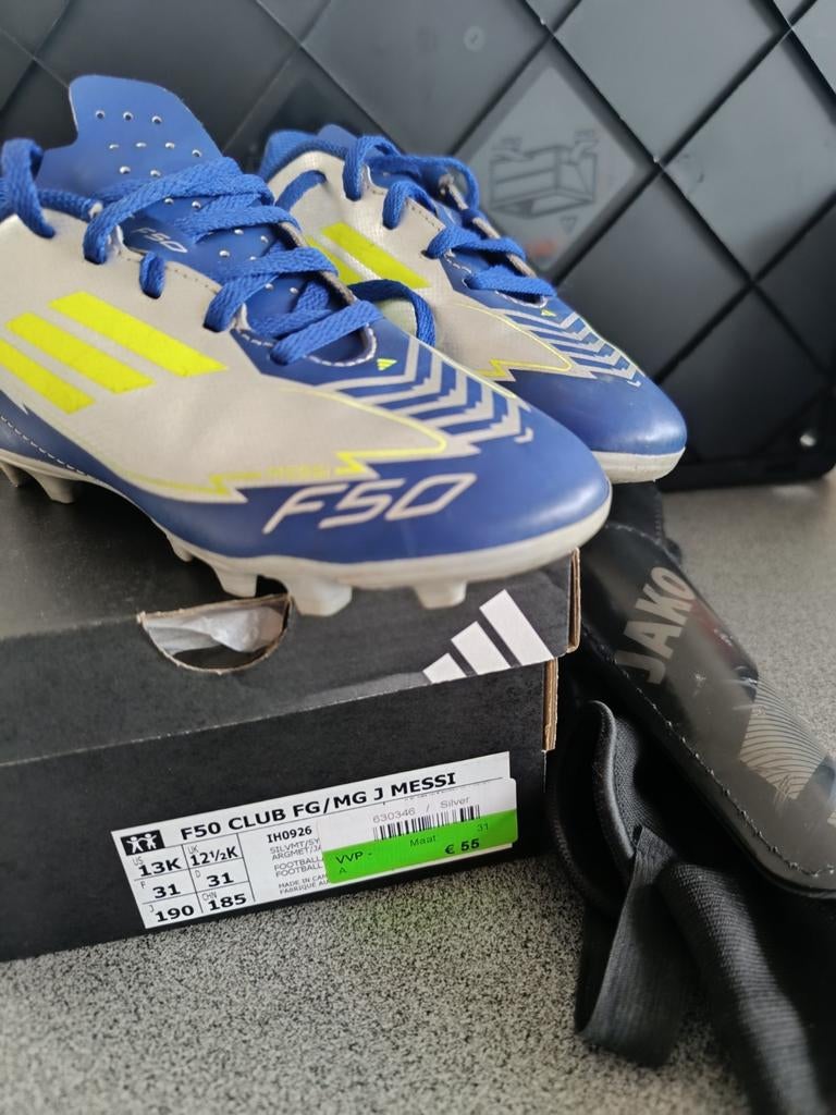 Voetbalschoenen Messi maat 31 met scheenbeschermers., Sport en Fitness, Voetbal, Ophalen, Zo goed als nieuw, Schoenen