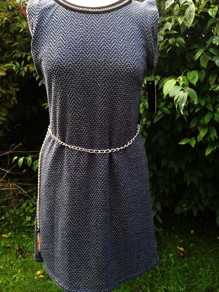 mooi kleedje grijs zwart visgraat motief + riem ketting goud, Ophalen of Verzenden, Nieuw, Grijs