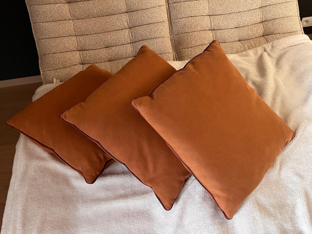 Set van drie kussens van nubuckleer, Huis en Inrichting, Woonaccessoires | Kussens, Ophalen, Zo goed als nieuw, Bruin, Vierkant