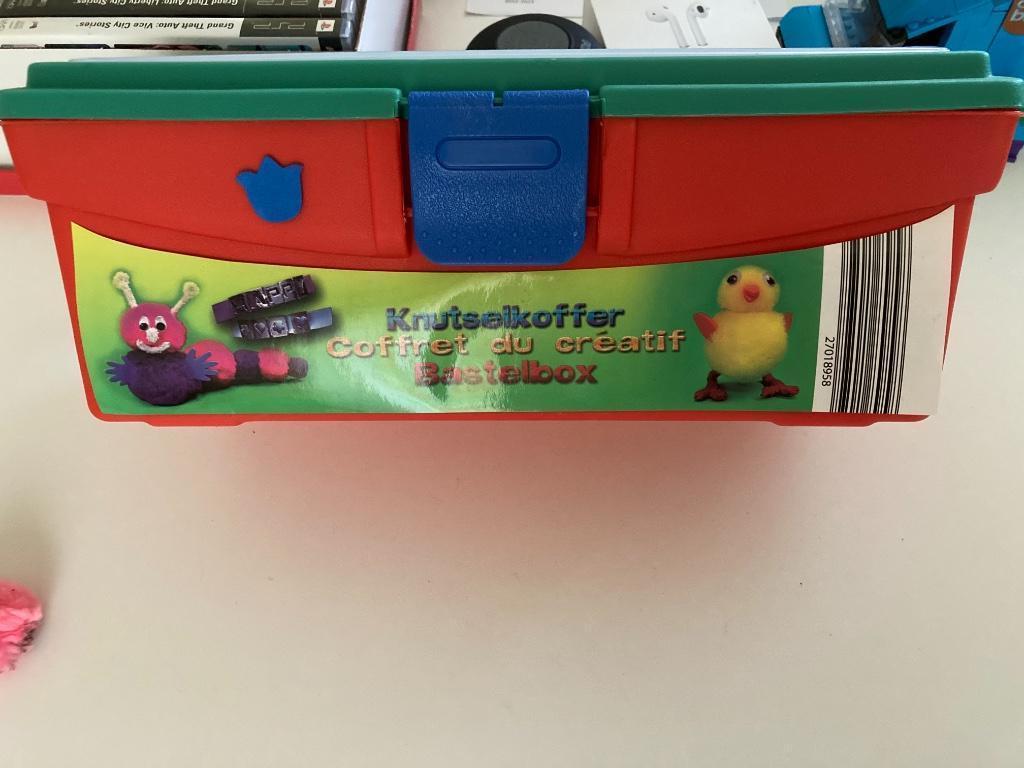 knutselkoffertje met materiaal, in goede staat., Hobby en Vrije tijd, Ophalen, Zo goed als nieuw, Knutselwerk