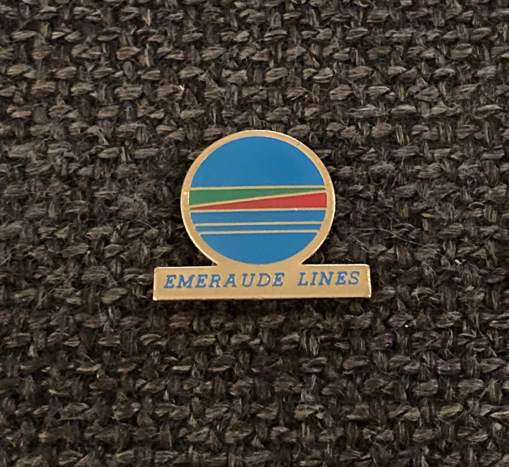 PIN - EMERAUDE LINES - BOOT - FERRY - BATEAU - BOAT, Envoi, Utilisé, Transport, Insigne ou Pin's
