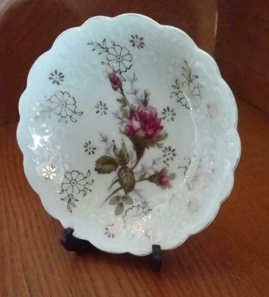 Assiette en porcelaine ancienne sur support, Antiquités & Art, Enlèvement ou Envoi