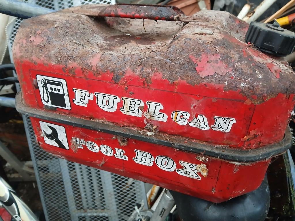 Deze Paddy Hopkirk brandstoftank en gereedschapskist, Ophalen