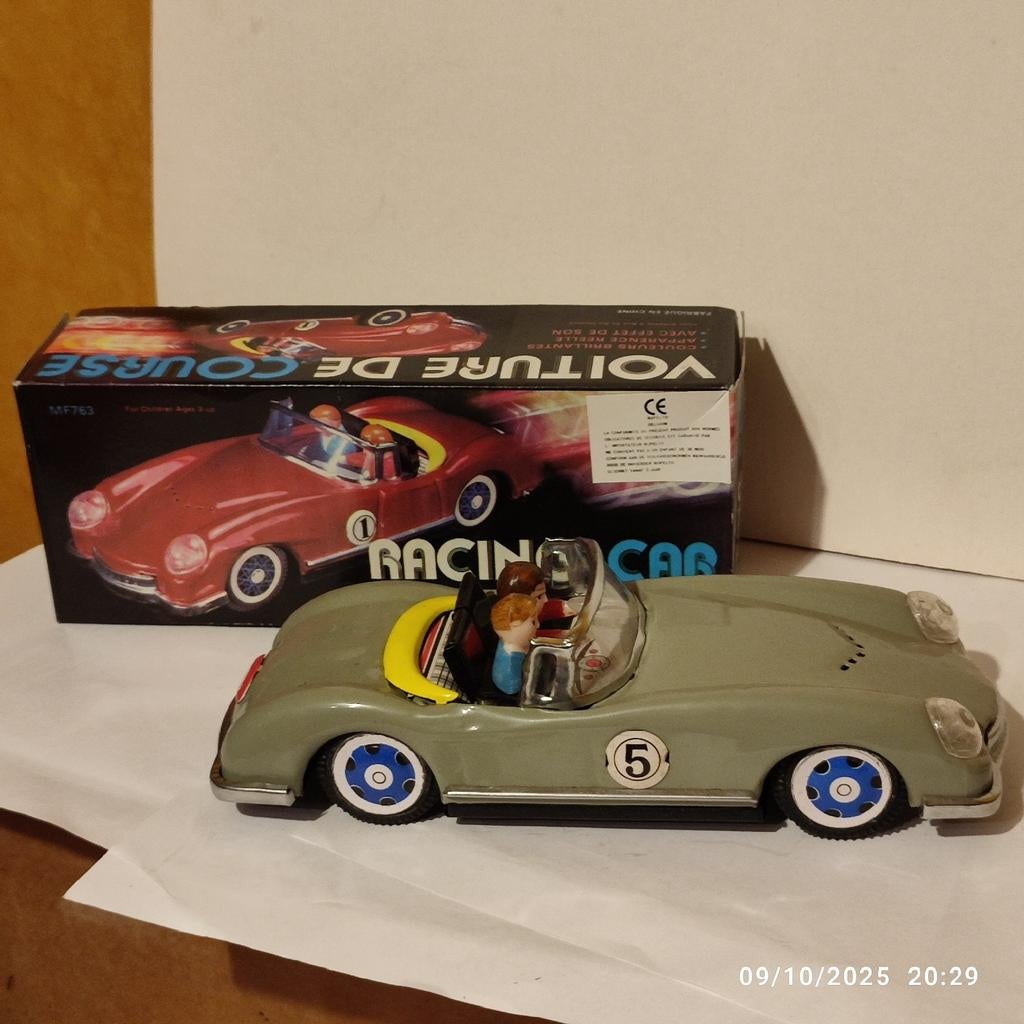 Ancienne voiture en tôle avec sa boîte ., Enlèvement ou Envoi, Neuf