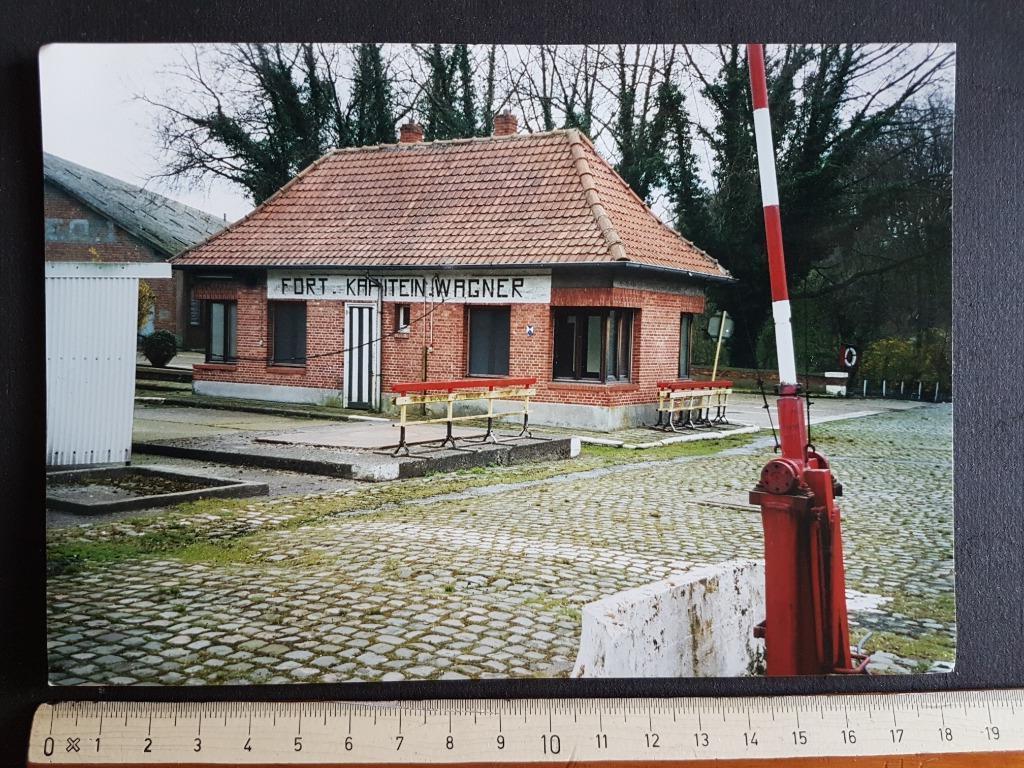 Grote foto Mortsel Fort IV Kapitein Wagner 2001 slagboom, Verzamelen, Verzenden, 1980 tot heden, Zo goed als nieuw, Foto