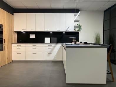 toonzaal keuken + berging, Ophalen, Nieuw, Wit
