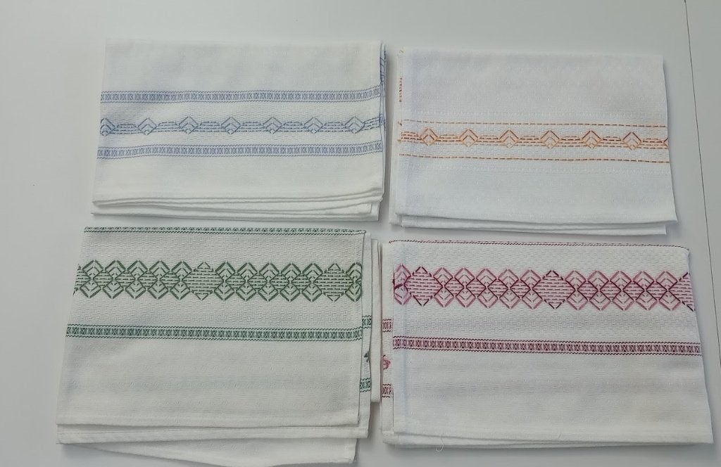 lot van 4 katoendoeken met borduursel NIEUWSTAAT, Huis en Inrichting, Keuken | Textiel, Ophalen of Verzenden, Nieuw, Overige kleuren