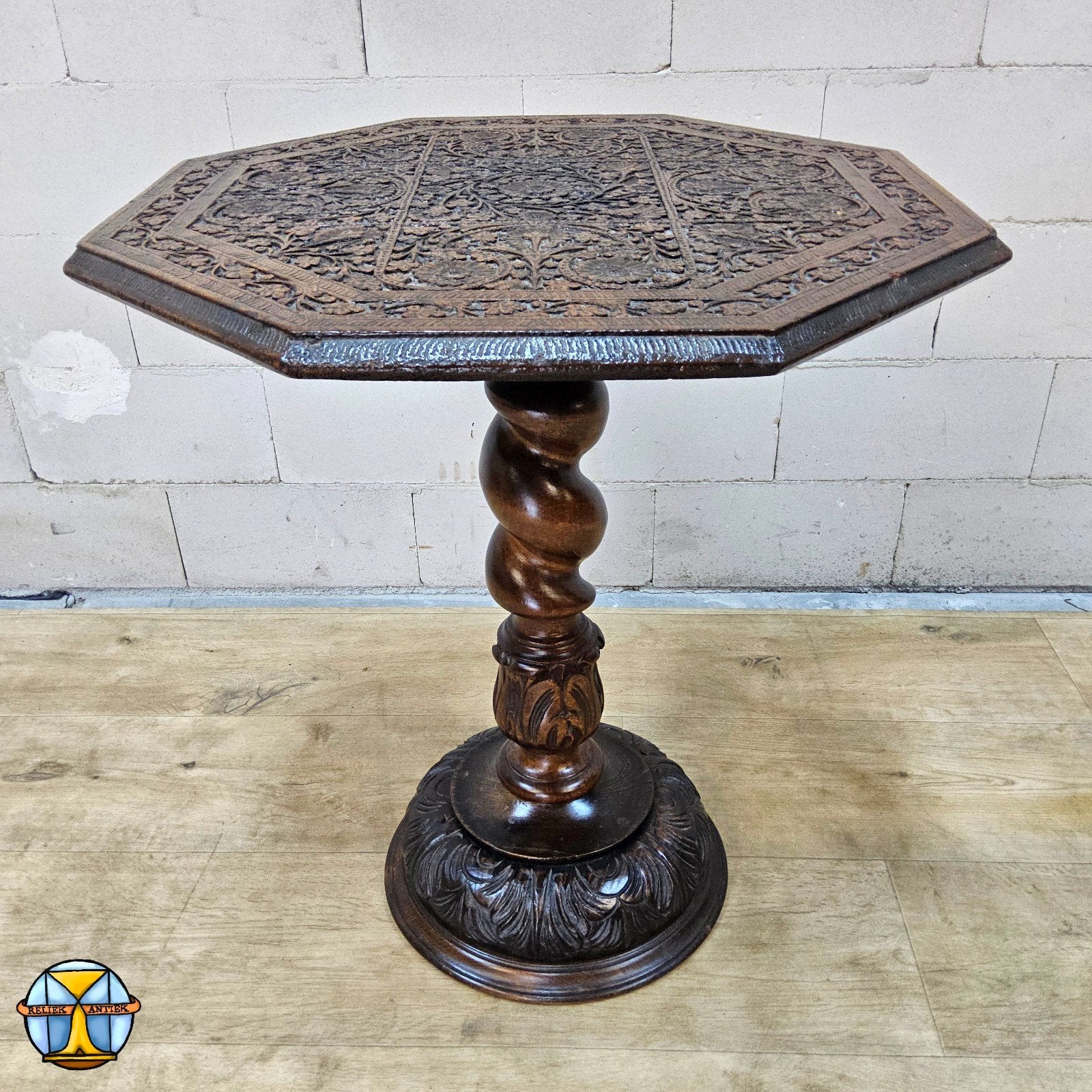 Antieke Indonesische houtsnijwerk bijzettafel (bloemen), Hout, Bruin, Ophalen of Verzenden, 60 cm
