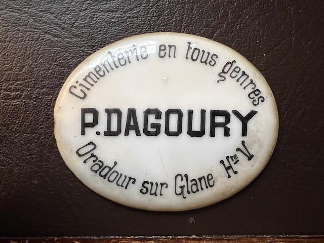 Enseigne publicitaire en pierre P Dagoury, Oradour Sur Glane, Enlèvement