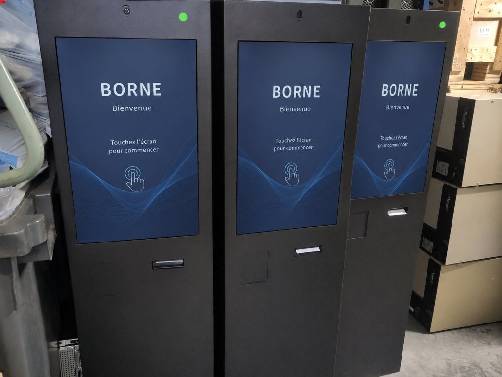 BORNE PUBLICITAIRE DIGITALE TACTILE, Informatique & Logiciels, Ordinateurs & Logiciels Autre, Enlèvement