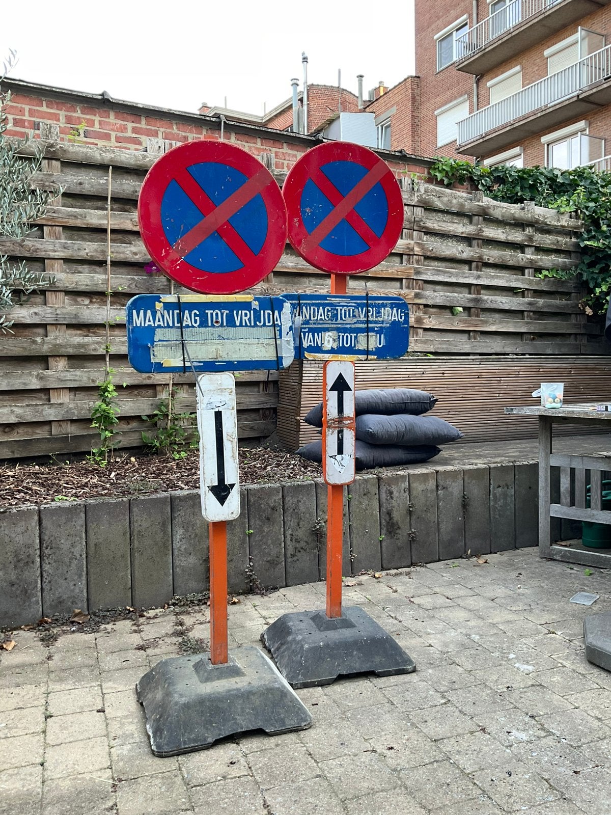 Verkeersborden E3 verboden parkeren te huur, Ophalen, Gebruikt