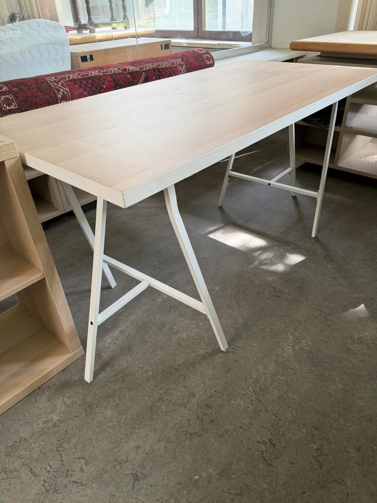 IKEA bureau met wit onderstel., Enlèvement, Comme neuf