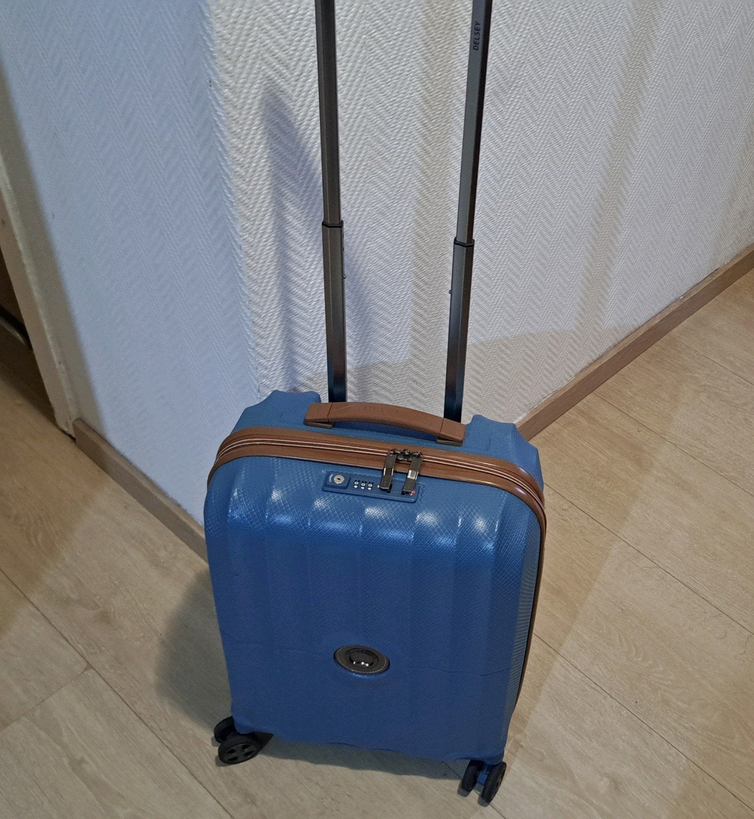 delsey valise trolley 4x roulettes coque rigide cabine 50 cm, Enlèvement, Comme neuf, Roulettes