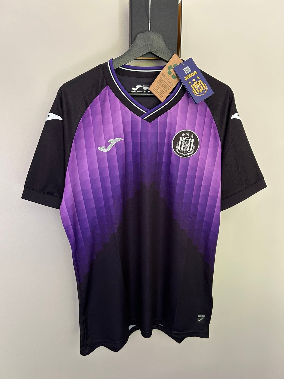 RSC Anderlecht 4th Shirt “Grand Jojo” Tribute 2025/2026, Maat XL, Ophalen of Verzenden, Nieuw, Shirt