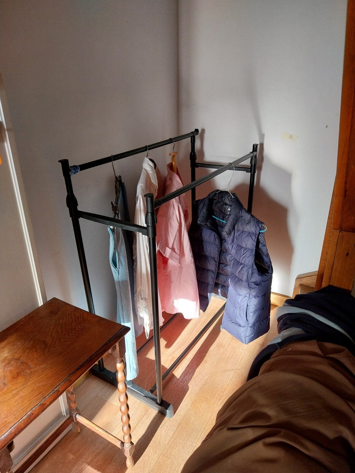 tringle por vêtements., Enlèvement